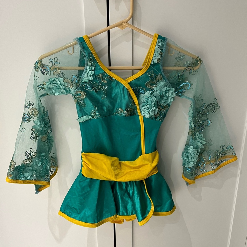 Turquoise and yellow costume!